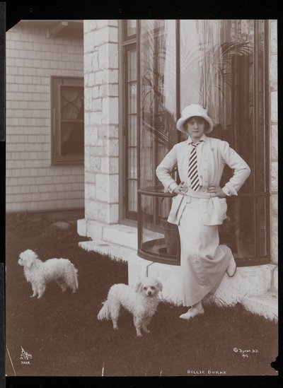 Billie Burke og to hunde i Burkeleigh Crest, hendes hus i Hastingson, New York, 1912 (sølv gelatinetryk) af Byron Company