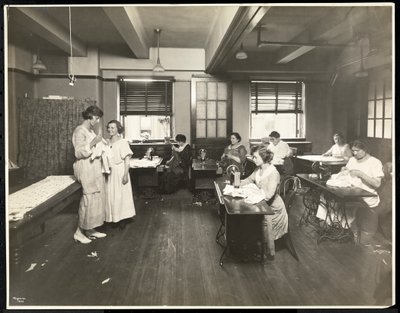 Blinde unge kvinder og en lærer, der syr i et klasseværelse hos New York Association for the Blind, 111 East 59th Street, New York, 1921 (sølv gelatinetryk) af Byron Company