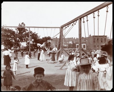 Børn gynger på Hudson Bank Gymnasium and Playground, 53rd Street og 11th Avenue, New York, 1898 (sølv gelatinetryk) af Byron Company