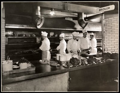 Kokker ved slagtekyllingen i køkkenet på Hotel Commodore, 1919 (sølv gelatinetryk) af Byron Company