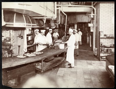 Kokke arbejder i køkkenet på Waldorf Astoria Hotel på 34th Street og 5th Avenue, New York, 1903 eller 1904 (sølv gelatinetryk) af Byron Company