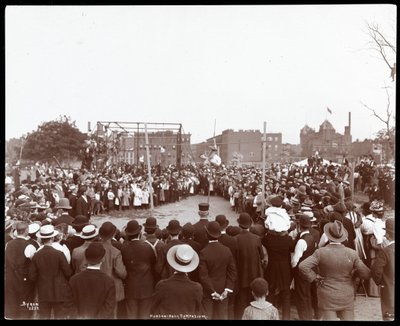Publikum ser på en polevolutter på Hudson Bank Gymnasium and Playground, 53rd Street og 11th Avenue, New York, 1898 (sølv gelatinetryk) af Byron Company