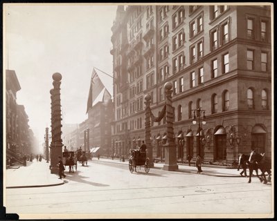 Dekorationer til Dewey Parade på Waldorf Astoria Hotel, 33rd Street og 5th Avenue, New York, 1899 (sølv gelatinetryk) af Byron Company