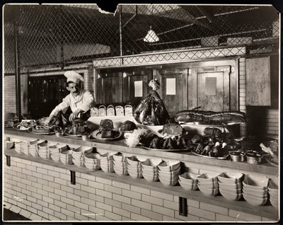 Udstilling af koldt kød i køkkenet på Commodore Hotel, 1919 (sølv gelatinetryk) af Byron Company