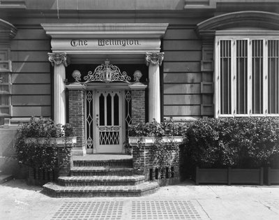 Indgang til Hotel Wellington, 871 7th Avenue, New York, 1907 (sølv gelatinetryk) af Byron Company