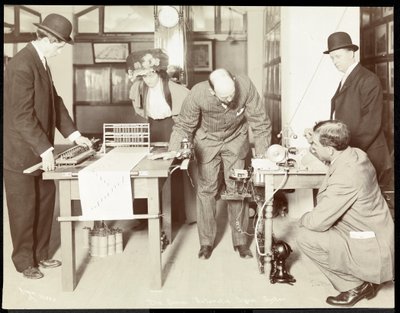 Udstilling af Simen Automatic Signal System på Museum of Safety Appliances fra American Institute of Social Service, New York, 1908 (sølv gelatinetryk) af Byron Company