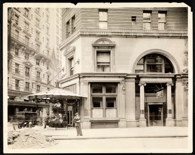 Blomsterstand og indgang til Hotel Imperial Cafe på Broadway og 32nd Street, New York, ca. 1905 (sølv gelatinetryk) af Byron Company