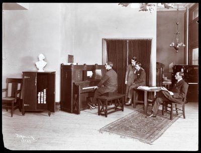Fire mænd, en spiller et H. Bruman Co. klaver, 1907 (sølv gelatinetryk) af Byron Company
