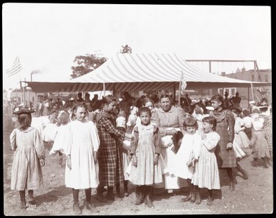 Gruppe af piger og en kvinde på Hudson Bank Gymnasium and Playground, 53rd Street og 11th Avenue, New York, 1898 (sølv gelatinetryk) af Byron Company