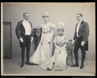 Gruppeportræt af Sydney Dillon Ripley med tre andre ved James Hazen Hyde Ball, New York, 31. januar 1905 (sølv gelatinetryk) af Byron Company