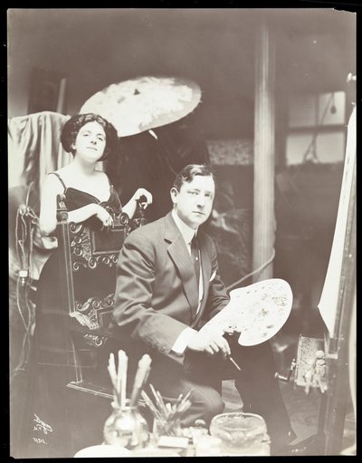 Harrison Fisher og model, 1908-9 (sølv gelatinetryk) af Byron Company