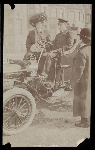Hattie Williams siddende med chauffør i en af New York Citys første biler, New York, 1890-1910 (sølv gelatinetryk) af Byron Company