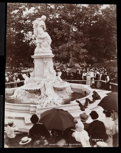 Heinrich Heine-monumentet (Lorelei-fontænen) og mængden ved afsløringen, Grand Concourse og 164th Street, The Bronx, New York, 1899 (sølvgelatineprint) af Byron Company