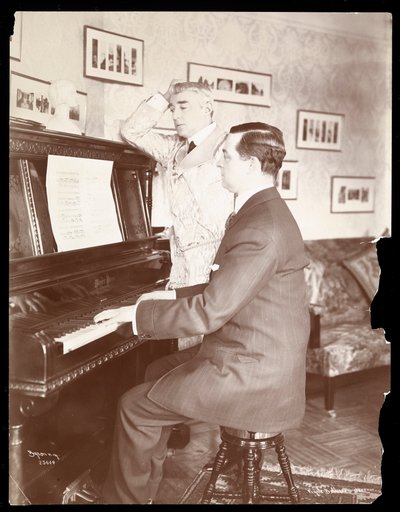Kyrle Bellew og ven ved klaveret i Bellew
