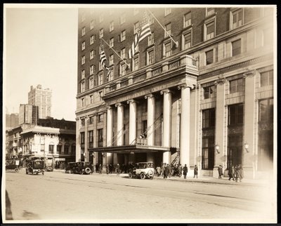 Hovedindgangen til Hotel Pennsylvania, 7th Avenue og 32nd Street, New York, 1919 (sølv gelatinetryk) af Byron Company