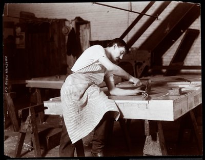 Mand arbejder i Hardman, Peck und Co. klaverfabrik, New York, 1907 (sølvgelatineprint) af Byron Company