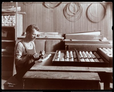 Mand arbejder i Hardman, Peck und Co. klaverfabrik, New York, 1907 (sølvgelatineprint) af Byron Company