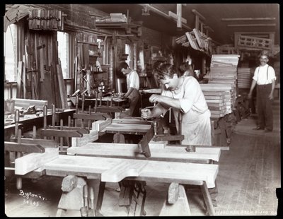 Mænd arbejder i Hardman, Peck und Co. klaverfabrik, New York, 1907 (sølvgelatineprint) af Byron Company