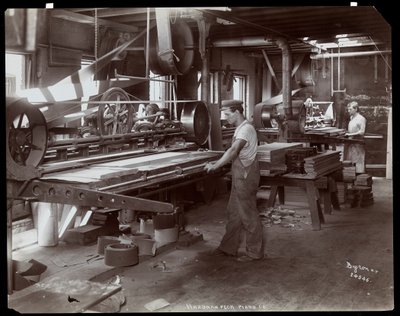 Mænd, der arbejder i Hardman, Peck und Co. klaverfabrikken, New York, 1907 (sølv gelatinetryk) af Byron Company
