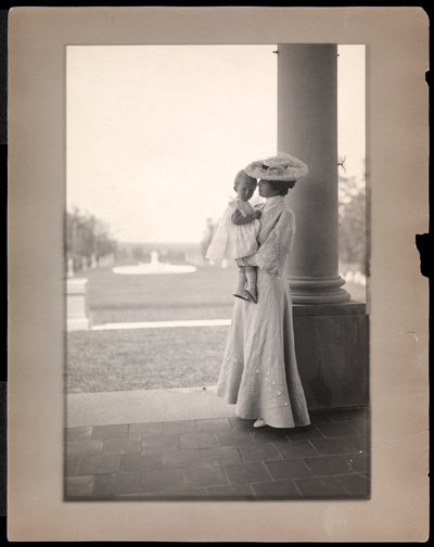 Mrs. Clarence Mackay og barn i portikoen i Harbor Hill, Long Island 1898-1910 (platintryk) af Byron Company