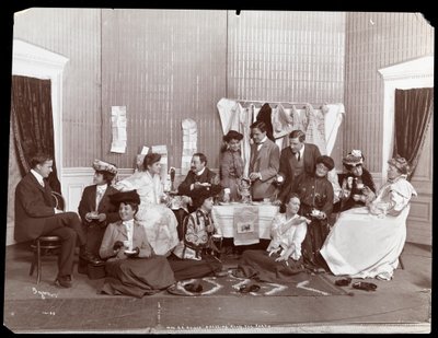 Mrs. G.G. Haines, tefest i påklædningsrummet, 1902 (sølvgelatineprint) af Byron Company