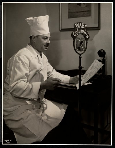 Portræt af kokken Maurice Hervieux ved mikrofonen på Hotel Commodore, 1930 (sølv gelatinetryk) af Byron Company