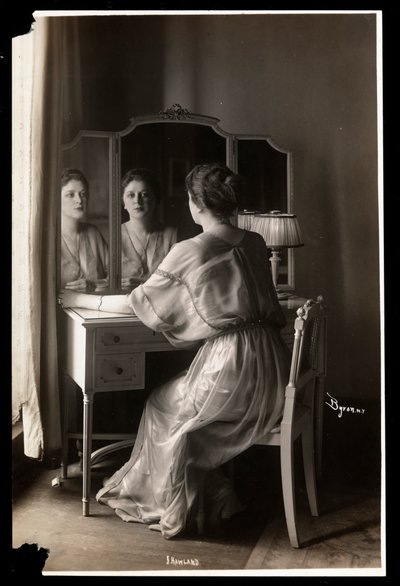 Portræt af Jobyna Howland siddende ved sit toiletbord, 1908-9 (sølv gelatinetryk) af Byron Company