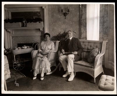 Portræt af Mr. og Mrs. Howard siddende poseret i en stue i deres hjem på 200 5th Avenue, New York, 1916-6 (sølv gelatinetryk) af Byron Company