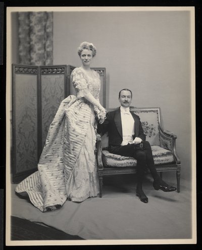 Portræt af en uidentificeret mand og kvinde ved James Hazen Hyde Ball, New York, 31. januar 1905 (sølv gelatinetryk) af Byron Company
