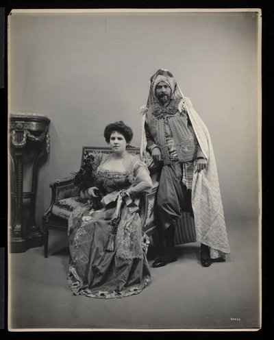 Portræt af en uidentificeret mand og kvinde ved James Hazen Hyde Ball, New York, 31. januar 1905 (sølv gelatinetryk) af Byron Company