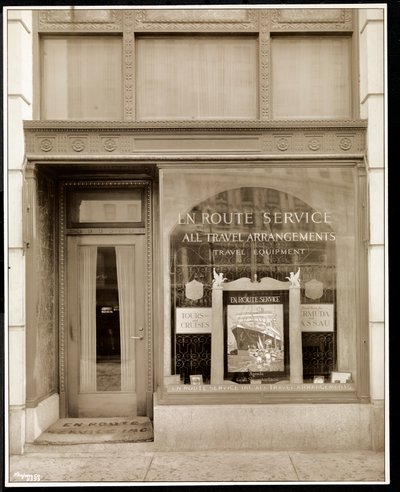 Butiksfacade af En Route Service, Inc., på Savoy Plaza Hotel, 59th Street og 5th Avenue, New York, 1928 (sølv gelatinetryk) af Byron Company