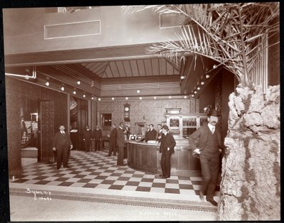 Lobbyen og registreringsskranken på Hotel Victoria, 1900 eller 1901 (sølv gelatinetryk) af Byron Company