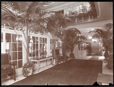 Lobbyen og registreringsskranken på Ritz-Carlton Hotel, ca. 1910-11 (sølvgelatineprint) af Byron Company