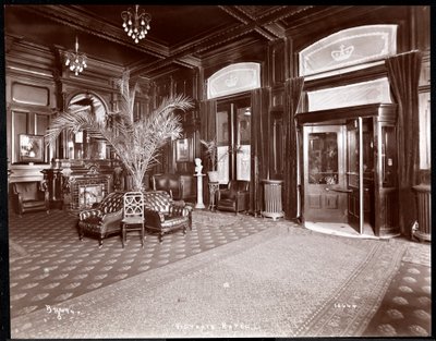 Lobbyen på Hotel Victoria, 1901 eller 1902 (sølv gelatinetryk) af Byron Company