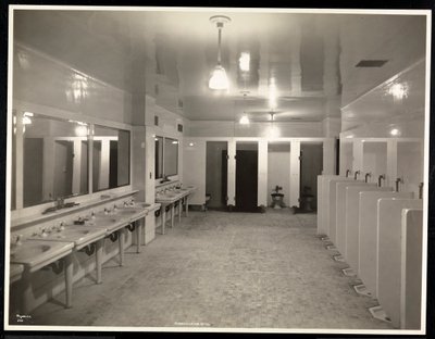 Toiletter på Hotel Pennsylvania, 1918 (sølv gelatinetryk) af Byron Company