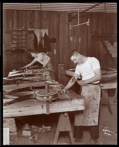 To mænd, der arbejder på Harrington Piano Co. fabrikken, 1907 (sølv gelatinetryk) af Byron Company