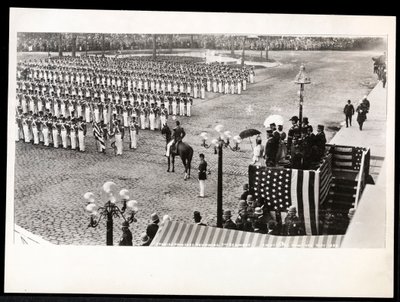 Udsigt over prinsesse Eulalia af Spanien, der gennemgår det 7. regiment, der marcherer i Columbus Celebration Parade på Savoy Hotel, New York, 1899 (sølv gelatinetryk) af Byron Company