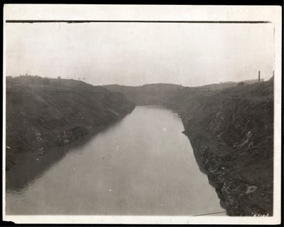 Udsigt over en nygravet del af Panamakanalen under konstruktion, 1912 eller 1913 (sølv gelatinetryk) af Byron Company
