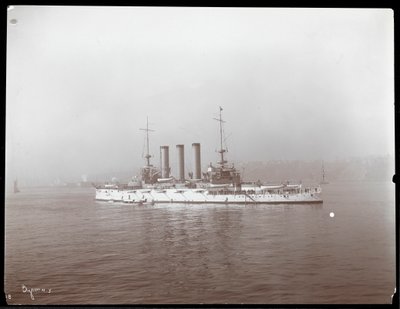 Udsigt over et militærskib, formentlig på Hudson-floden nær West Point efter besøget af prins Louis af Battenberg, 1905 (sølv gelatinetryk) af Byron Company