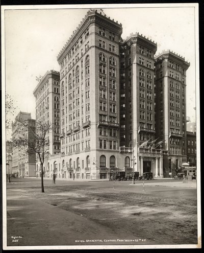Udsigt over Hotel Majestic på 72nd Street fra den anden side af Central Park West, New York, 1920 (sølv gelatinetryk) af Byron Company