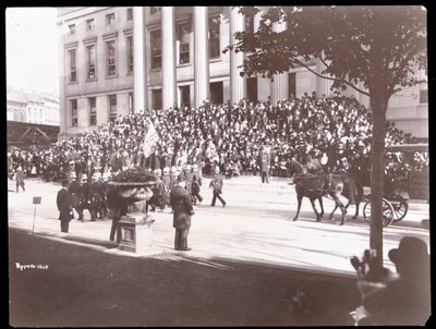 Udsigt over menneskemængden på trapperne til Brooklyn Borough Hall under Brooklyn Police Parade, 1897 (sølv gelatinetryk) af Byron Company