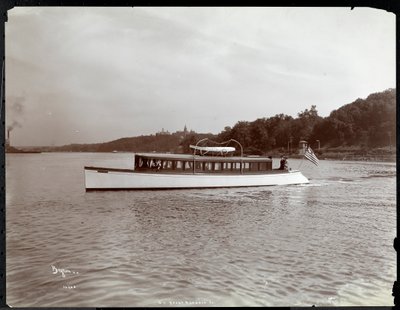 Udsigt over yachten Delicia of the New York Yacht, Launch und Engine Co. på Hudson River nær Morris Heights, New York, 1903 (sølv gelatinetryk) af Byron Company