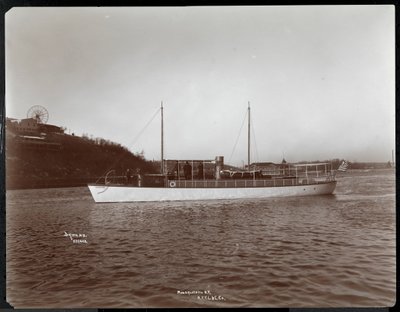 Udsigt over yachten Mousquetaire af New York Yacht, Launch und Engine Co. på Harlem River, New York, 1905 (sølv gelatinetryk) af Byron Company