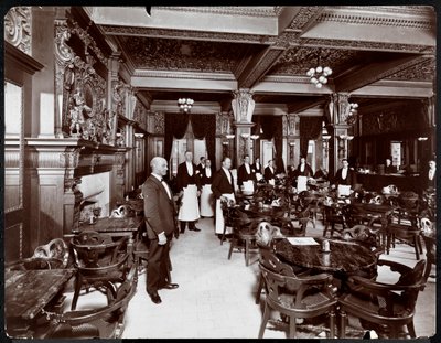 Tjener på en cafe på Hotel Delmonico, 1902 (sølv gelatinetryk) af Byron Company