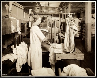 Kvinder mærker poser med vasketøj på Carolyn Laundry på 111 east 128th Street, East Harlem, New York, 1928 (sølv gelatinetryk) af Byron Company