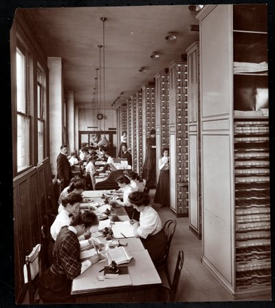 Kvinder, der arbejder i et arkivrum, under mandligt opsyn, hos Metropolitan Life Insurance Co. på 23rd Street og Madison Avenue, New York, 1907 (sølv gelatinetryk) af Byron Company