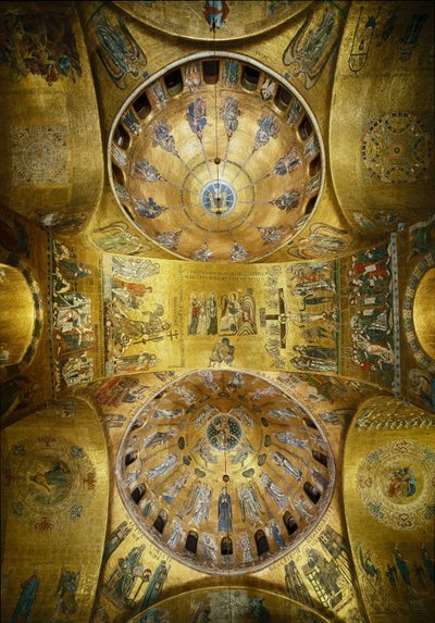 Byzantinsk arkitektur: udsigt over kuplerne med mosaikker på en gylden baggrund (romansk og byzantinsk stil), der illustrerer Pentecote (1250-1300) og Kristi Himmelfart (begyndelsen af det 13. århundrede). Basilica San Marco (San Marco Basilica) Venedig af Byzantine