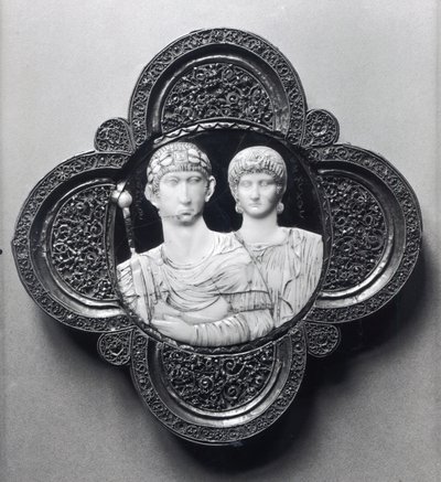 Cameo forestillende kejser Honorius (395-423) og hans kone, Maria (elfenben og metal) (se også 189590) af Byzantine