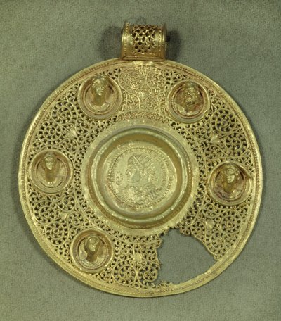 Cirkulær guldmedaljon: solidus af Konstantin I den Store (270-337 e.Kr.) rammer Sirmium i 321 e.Kr., i en opus interrasile ramme, prydet med 5 reliefbuster. 4. århundrede e.Kr. Søn 0.092 m Paris, Musée du Louvre af Byzantine