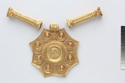 Ottekantet vedhæng og to afstandsstykker i form af korintiske søjler, 324-326 (guld) af Byzantine